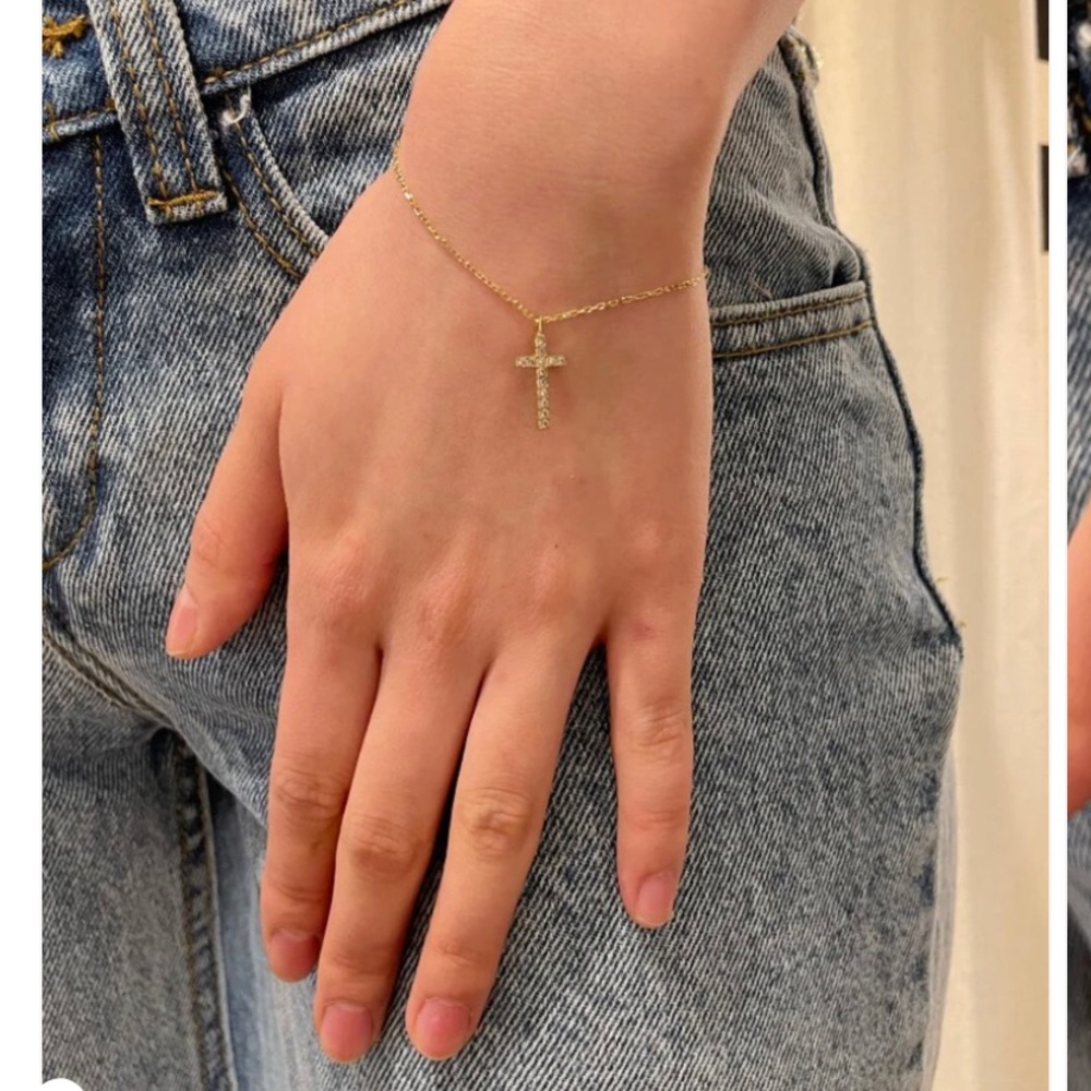 NWOT Brandy Melville Cross Charm Bracelet